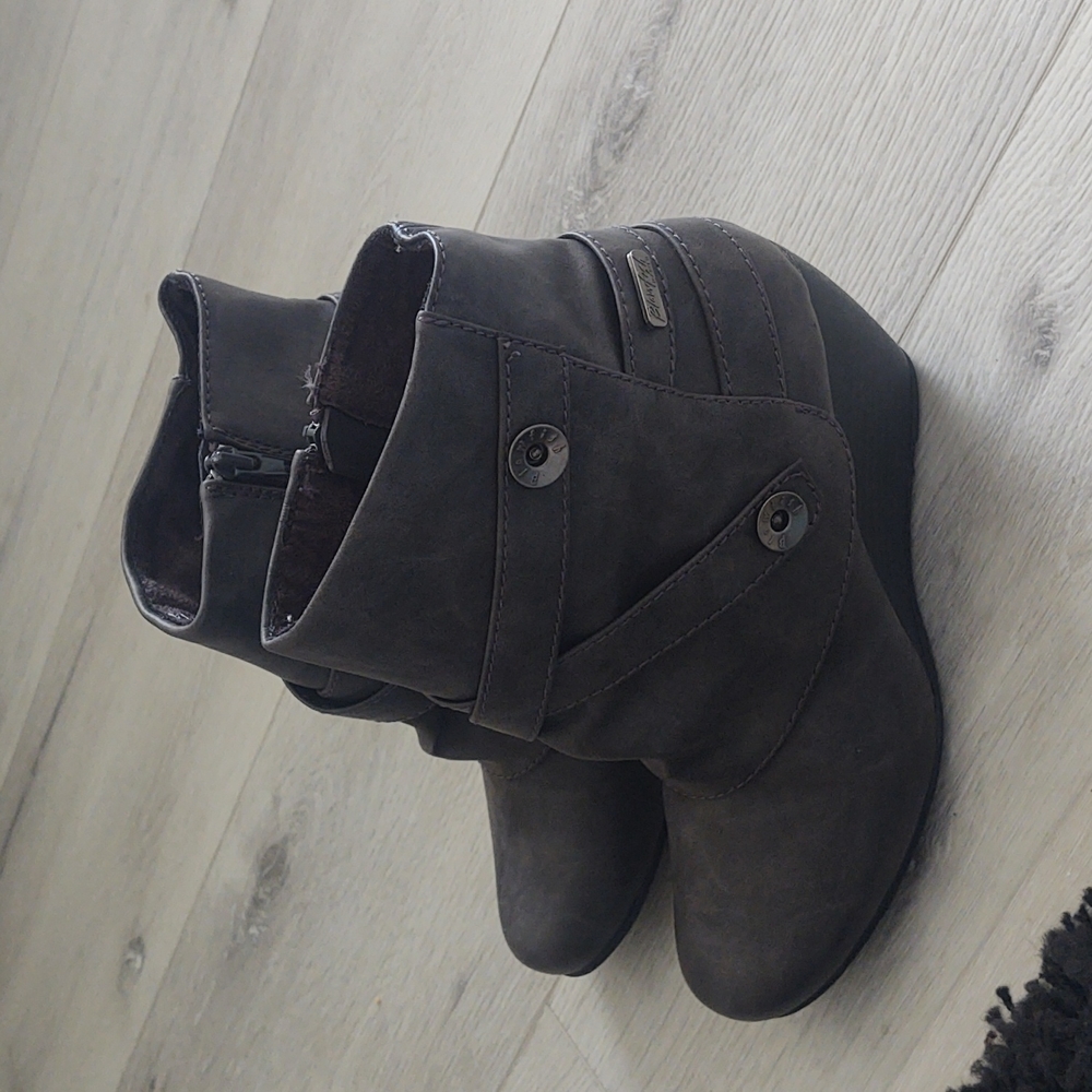 Women's blowfish wedge boot size 8